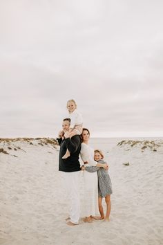 Holiday Beach Family Photos, Beach Christmas Pictures, Family Photos At The Beach, Christmas Card Outfits, Beach Family Photoshoot, Neutral Family Photos, Winter Family Photoshoot