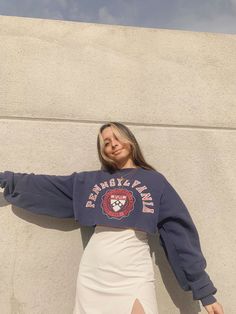 Crewneck With Skirt Outfit, Crewneck With Skirt, Navy Crewneck Outfit, Cropped Crewneck Outfit, Ootd Crewneck, White Crewneck Outfit, Crewneck Diy, Cropped Sweatshirt Outfit, Crewneck Sweatshirt Outfit