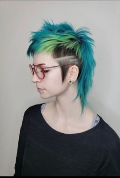 Punk Mohawk Mullet, Modern Punk Hair, Short Punk Mullet, Short Punk Haircuts For Women, Short Alternative Hair, Short Edgy Hair, Alternative Mullet, Goth Mullet, Mullet With Shaved Sides