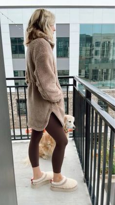 Outfit Inspo Comfy, Sherpa Jacket Outfit, Casual Mom Style, Loungewear Outfit, Comfy Clothing, Pinterest Closet, Lazy Day, Sherpa Jacket, Fashion Over 40