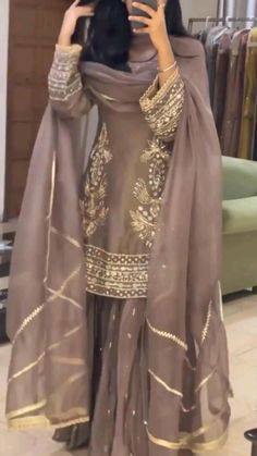 Fotografi Vintage, Pakistani Fancy Dresses, Desi Fashion Casual, Pakistani Dresses Casual, Beautiful Pakistani Dresses, Simple Pakistani Dresses