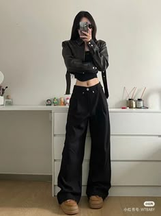 Black Edgy Outfits For Women, Korean Edgy Outfits, Christmas Outfit Ideas, Tomboy Style Outfits, Christmas Outfits, Tomboy Fashion, Kpop Fashion Outfits, Edgy Outfits, Christmas Fashion