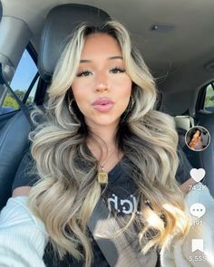 Blonde Highlights Dark Eyebrows, Chunky High And Low Lights, Blonde With Brown Money Piece, Blonde Hair W Dark Roots, Mexican Balayage Hair, Light Top Dark Bottom Hair, Blonde With Light Brown Underneath, Blonde Hair Color Ideas Money Piece, Dark Brown Blonde Balayage Money Piece