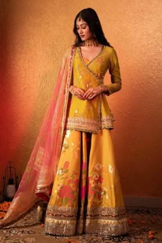 Blouse Sweetheart Neck, Kurta Lehenga, Trendy Outfits Indian, Yellow Lehenga, Lehenga Blouse Designs, Gaun Fashion, Traditional Indian Outfits