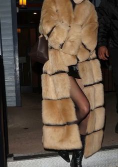 Chica Cool, Mob Wife, Winter Fits, Fur Fashion, Yorkie, Fashion Inspo Outfits, Balayage, High Fashion