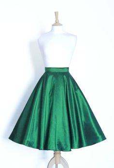 "This beautiful circle skirt is made from a dark emerald, green taffeta. The full skirt can be emphasized with a petticoat (as pictured - petticoat not included) for extra glamour. Perfect for winter weddings and Christmas parties.  This dress is ready made and available off-the-peg in a size UK 20 (US 18/EU 48). It has been made to fit a waist measurement of 39-40\" (97-101cm) and is 28\" (71cm) long which will be knee length on most people. Designed, cut and sewn with care in Brighton, England Short Satin Skirt, Dig For Victory, Fifties Style, Fifties Fashion, Full Circle Skirts, Skirt Midi, 50s Fashion, Circle Shape, Tea Length