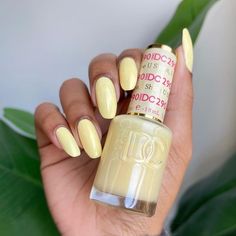 Butter Nails Trend, Butter Yellow Nails, Pale Yellow Nails, Butter Nails, Daisy Nail Design, Daisy Nail Designs, Yellow Nail Ideas, Pedi Colors