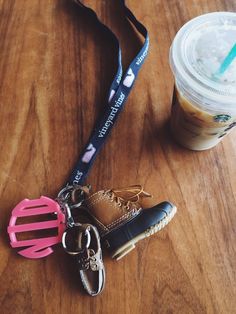 pin- heyheyitsizz♕insta- izabeloo♡ Preppy Keychains, Keys Ring, Preppy Car Accessories, Preppy Car, Vinyard Vines, Prep Life, Monogram Keychain, Cars Accessories