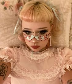 #coquette #dollmakeup #makeupinspo #sirraccarris #kawaii #creepycute #melaniemartinez #halloweenmakeup #clownmakeup #grungemakeup Makeup Contest Ideas, Kawaii Alt Makeup, Doll Style Makeup, Kawaii Halloween Makeup, Coquette Clown Makeup, Bow Makeup Look, Dolly Make Up, Coquette Clown, Creepy Cute Makeup