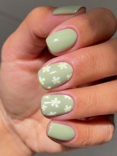 Daisy Nail Designs, Yellow Nail Designs, Shellac Designs, Gel Nail Light, Shellac Nail Designs, Tan Nails, Daisy Nail Art, Solar Nails, Polka Dot Nail Art