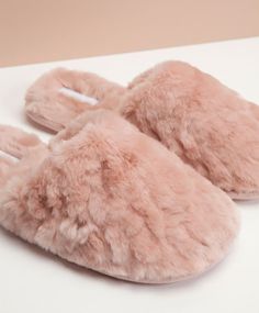 Calçado - OYSHO Women Sleepwear, Comfy Slippers, Bedroom Slippers, Cute Slippers, Winter Slippers, Girly Shoes, Slippers Cozy, Comfy Shoes, House Shoes