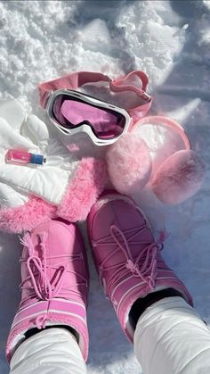 #pinkoutfits #skitripoutfits #moonboots Moonboots Outfits, Ski Fits, Trip Outfits, Winter Photos, Moon Boots