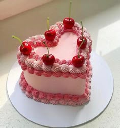 valentine's cake Chandelier Cake, Heart Shaped Cake, Fake Cakes, Shaped Cake, Cute Baking