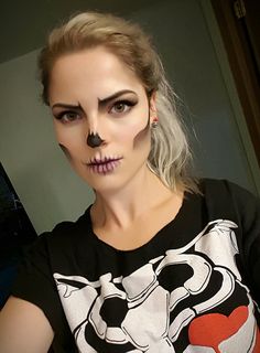 DIY skull makeup, skeleton costume, easy skull face, halloween costume Easy Skeleton Makeup, Halloween Skeleton Makeup, Maquillage Halloween Simple, Halloween Makeup Sugar Skull, Halloween Makeup Look, Spooky Diy, Dead Makeup