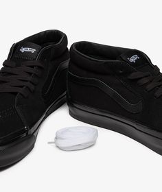 Founded in California in 1992, OTW by Vans embodies the spirit of skate culture and street style, offering a modern take on classic designs.Introducing the SK8-Mid Reissue 83 LX in Negro from the Zapatillas Clásicas y Retro category for Fall/Winter 2024. Known for its iconic style and comfort, these sneakers feature a sleek black colorway that adds a timeless touch to any outfit.Elevate your wardrobe with this must-have pair, available now at SVD. Vans Sk8 Mid, Retro Trainers, Skate Culture, Vans Vault, Adidas Samba Og, Converse Chuck 70, Chuck 70, Sneaker Games, Vans Authentic