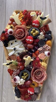 Spooky Season Charcuterie, Halloween Treat Platter, Halloween Char-boo-terie Board, Halloween Party Food Boards, Halloween Chacutery Board Ideas Kids, Halloween Cheese Platter, Spooky Cheese Board, Halloween Graze Board, Halloween Queso