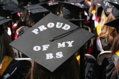 a graduation cap that says proud of my bss