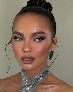 Metallic Dress Makeup, Makeup Look For Silver Dress, Silver Wedding Eye Makeup, Makeup With Silver Jewelry, Silver Party Makeup, Bridesmaid Makeup Silver, Silver Holiday Makeup, Silver Makeup For Brown Eyes, Simple Silver Makeup Looks