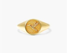 14K Yellow Gold Hummingbird Signet Ring. Hummingbirds symbolize joy and perseverance due to their playful character and fascinating abilities. Inspired by nature, this signet ring is the perfect talisman to channel this positive energy. Men’s Jewlery Gold, Gold Signet Ring Vintage, Wolf Signet Ring, Round Signet Ring, Signet Rings Women Vintage, Hummingbird Ring, Signet Engagement Rings, Signet Ring Design, Mens Signet Rings