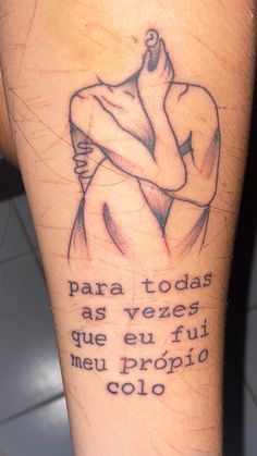 a man with a tattoo on his leg saying,'para todas as vezs que su fui meu propio colo '