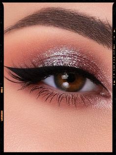 Sparkle rose gold eye makeup look Rose Gold And Black Makeup, Make Up For Rose Gold Outfit, Gold Glam Eye Makeup, Rose Gold Makeup Ideas, Sweet 16 Eye Makeup, Rose Gold Make Up Looks, Makeup Ideas For Winter Formal, Quinceanera Make Up Natural, Gold Sparkle Eye Makeup