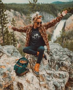 Hiking Outfit Summer Trail, Wander Outfit, Cute Hiking Outfit, Hiking Outfit Spring, Hiking Outfit Fall, Hiking Outfit Women, Summer Hiking Outfit, Hiking Outfit Winter, Black Jeans Outfit