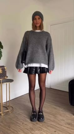 White T Shirt Under Sweater, Loafers And Tights Outfit, Fall Buissnes Outfits Woman, Outfit Short En Cuir, 50 Degrees Weather Outfit, Skort Outfit Autumn, Winter Outfits With Loafers, Coach Loafers Outfit, Loafers Winter Outfit