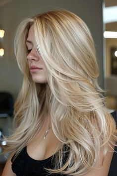 Very Blonde Hair With Dark Roots, Soft Short Hairstyles, Bombshell Blonde Hair, California Highlights Hair, Blonde Long Hair With Layers, Blonde Hair Highlights Ideas, Blond Hair Highlights, Solid Blonde Hair, Blond Hair Girl