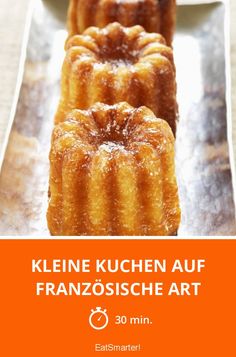 some kind of cake on a white plate with an orange border around it and the words kleine kuchen auf franzoissche art