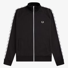 Fred Perry Track Jacket in Schwarz   Erleben Sie zeitlose Eleganz mit der Fred Perry Track Jacket in Schwarz. Diese klassische Sportjacke verkörpert den unverwechselbaren Stil der Marke und bietet gleichzeitig Komfort und Funktionalität für den aktiven Lebensstil.   Das schwarze Obermaterial verleiht der Jacke eine schlichte Eleganz und macht sie vielseitig kombinierbar. Mit ihrem charakteristischen Reißverschluss, dem hoch stehenden Kragen und den gerippten Bündchen und Saum bietet sie einen pe Fred Perry Style, Fred Perry Jacket, E 46, Laurel Wreath, Track Jacket, Track Jackets, Puma Jacket, Nike Jacket