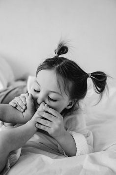 Sibling Bed Photoshoot, Newborn And Sibling Photo Ideas Outdoor, Family 4 Newborn Pictures, Newborn Photography Big Sister, Family Of 5 Photoshoot At Home, Siblings Photography Ideas, Siblings Meeting At Hospital, Sibling Photography Newborn Big Sister, Sibling With Newborn Pictures