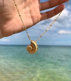 Ocean Jewelry Necklaces, Greek Goddess Gold Jewelry, Golden Shell Necklace, Shell Gold Necklace, Seashell Pendant Necklace, Sea Shell Pendant, Beach Aesthetic Accessories, Ocean Necklace Aesthetic, Gold Ocean Jewelry