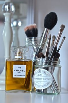 Ladylike vanity Beauty Fotografie, Penyimpanan Makeup, Chanel No5, Perfume Chanel, Make Up Studio, Parfum Chanel, Beauty Organization, Chanel No 5, Chanel Couture