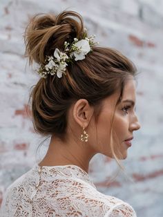 Adding floral accessories to a high messy bun brings a touch of nature and romance to your hairstyle. Ideal for weddings and garden parties, this style is perfect for round and heart-shaped faces, enhancing their softness and femininity. High Bun With Flowers, Bun With Flowers, Messy Bun Ideas, Floral Bun, High Messy Bun, Faux Bangs, Bun Ideas, Messy High Bun, Prom Buns