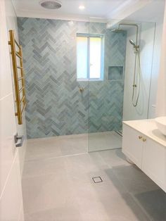 bathroom shower tile ideas with tub Walk Through Bedroom Ideas, Shower Accent Wall, Bathroom Addition, Bathroom Beach, Small Bathroom Interior, Primary Bathroom, Hallway Bathroom