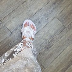 Flops de boda. Zapatos para novia. Flip Flops para novia. | Etsy Bride Flip Flops, Bridesmaid Flip Flops, Bridesmaid Sandals, Bridal Flip Flops, Pearl Wedding Shoes, Beach Wedding Sandals, Wedding Flip Flops, Beach Wedding Shoes, Sandals Wedding