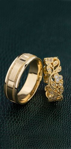 gold wedding rings set Unique Wedding Band Sets, Couple Rings Gold, His And Her Wedding Rings, Gold Stacking Rings Wedding, خواتم خطوبة, Wedding Rings Sets His And Hers, Traditional Wedding Rings, Couple Ring Design, Gold Wedding Bands