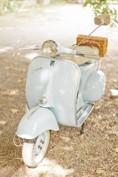 an old scooter is parked on the ground