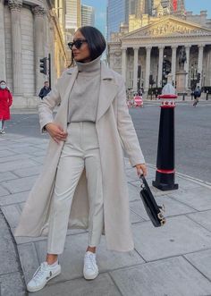 Trench Coat Outfit Paris, Buenos Aires Outfit Fall, Autumn Winter Outfits 2024, Buenos Aires Winter Outfit, Paris Picture Ideas Winter, Paris Style Winter, Europe Picture Ideas Winter, Winter Outfits With Sneakers, Fall Sneakers Outfit