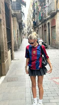 Football Wear For Women, Mini Skirt And T Shirt Outfit, Skirt Oversized Shirt Outfit, Oversized T Shirt With Skirt, Futbol Jersey Outfit, Bloquette Outfit, Bloquette Style, Shirt And Mini Skirt Outfit, Skirt With Oversized Shirt