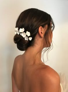 Simple Bridal Hair Accessories, Wedding Combs For Hair, Flowers In Hair Bridesmaids, Sophisticated Wedding Hair, Bridal Updo Flowers, Flowers In Hair Wedding, Bridal Hair With Flowers, Wedding Hair Elegant, Wedding Bun Hair