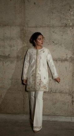 Pant Suit For Women, White Pakistani Suit, Shaadi Dresses, Regal Fashion, Summer Kurti, Simple Suits, Coordinate Sets, Silk Pant Suit, Army Art