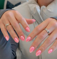 Vaca Nails 2024, Vacation Nails Aesthetic, Dip Nail Inspo Short, Nails For Gingers, Bubblegum Pink Chrome Nails, Pink Nails With Pink French Tip, Round Nail Inspiration, Pink Crome Nails Ideas, Builders Gel Nails