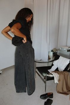 STYLE + FIT NOTES: Meet your new favorite pair of pants, the Ayla Pleated Wide Leg Jean! Featuring a trendy wide leg silhouette + pleated detail, these are sure to be a wardrobe staple all year long. Dress them up with heels + a crop for a night out look, or wear casually as your new everyday denim! Safe to size up if you are in between sizes. Black Jeans Women, Studio City, Chic Accessories, Latest Outfits, Fashion Shoot, Pair Of Pants, Fall Looks, Effortless Style, Wardrobe Staples