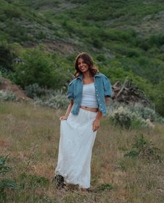 Fun Senior Photos, Casual Senior Picture Outfits, Utah Senior Pictures, Senior Picture Ideas Outfits, Senior Pictures Fall, Pretty Senior Pictures, Senior 25, Cute Senior Pictures, Senior Photoshoot Poses