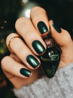 Nails Dark Green, Dark Green Nail Polish, Potter Nails, Shiny Nails Designs, Nails Dark, Green Acrylic Nails, Dark Green Nails, Green Nail Art, Chrome Nails Designs