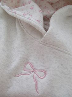 This comfy hoodie includes a dainty bow on the front, adding a charming touch to its timeless look. Crafted from cozy material, it offers a combination of comfort and fashion, making it ideal for daily wear or perfect outings. Features: Crafted from a soft blend of materials for a comfortable and cozy feel. The fabric is durable and designed for long-lasting wear. Features an embroidered bow detail on the front, adding a subtle decorative touch. The embroidery is carefully stitched for a refined Bow Hoodie, School Wishlist, Smink Inspiration, School Clothes, Cute Preppy Outfits, School Looks, Cute Sweatshirts, Soft Hoodie, Summer Fits