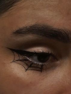 Black Halloween Makeup Easy, Halloween Makeup Cobweb, Simple Black Halloween Makeup, Easy Eye Halloween Makeup, Spiderwebs Eyeliner, Webbed Eyeliner, Simple Spiderman Makeup, Eyeliner Halloween Makeup Easy, Cobweb Makeup Halloween