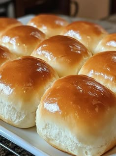 Homemade King Hawaiian Rolls Hawaiian Roll Recipes, Homemade Salami, Hot Rolls, Thanksgiving Rolls, Hawaiian Bread, King Hawaiian Rolls, Slider Rolls, Hawaiian Roll, Homemade Croissants