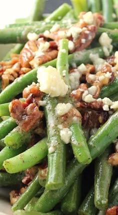 green beans with walnuts and feta cheese on top